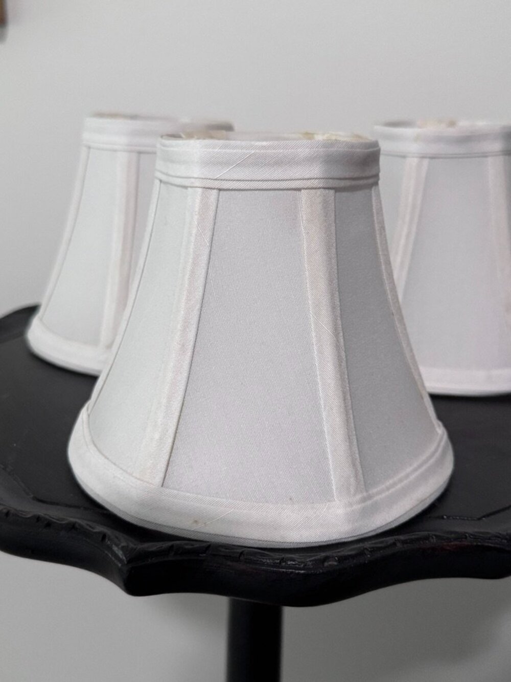 Off-White Silk Bell Chandelier Shades (6x), Brass Colored Clip-On,Spider Fitting - Picture 2 of 6